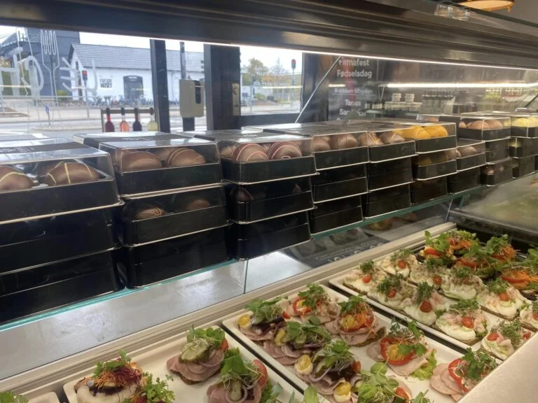 Smørrebrød og chokolade i delikatessebutik