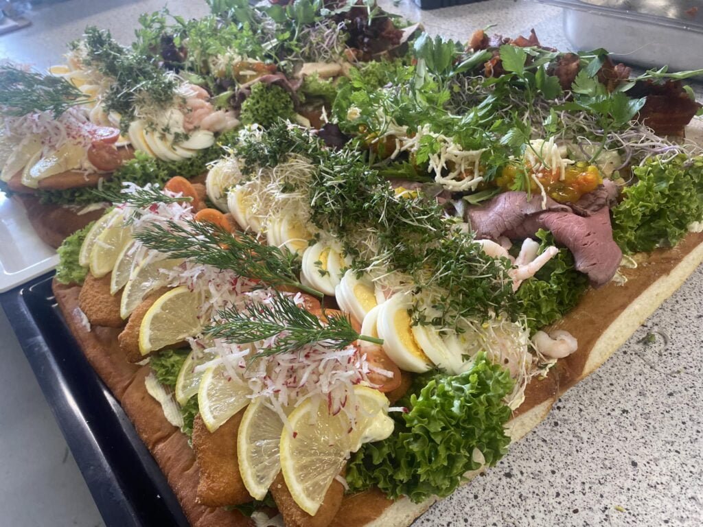 Dansk smørrebrød med fisk, æg, rejer og roastbeef