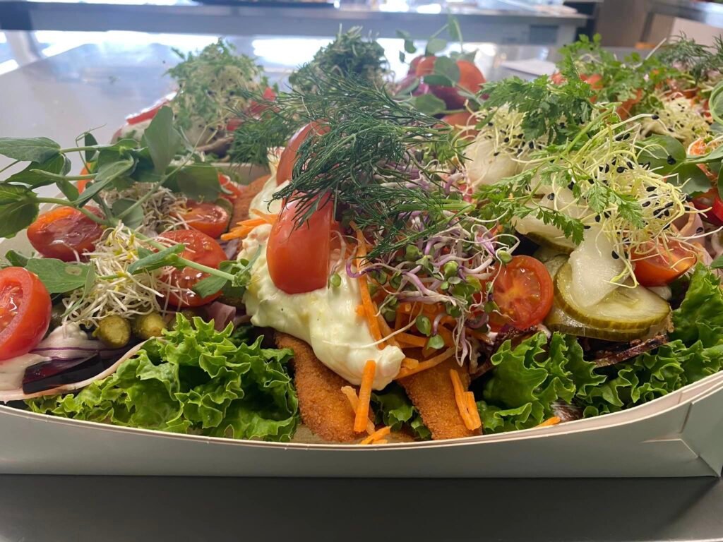 Farverigt smørrebrød med grøntsager og friske urter