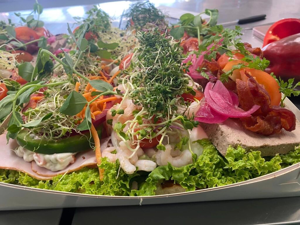 Friske danske smørrebrød med rejer og grøntsager