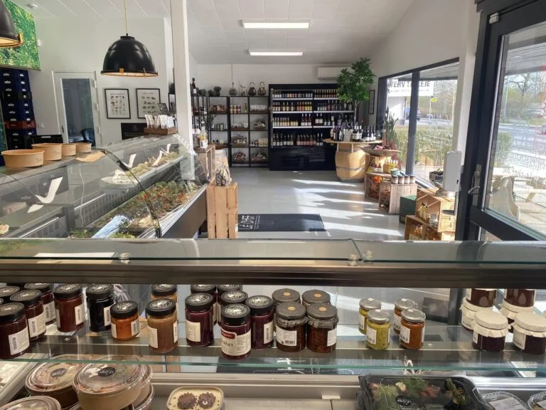 Delikatessebutik med vin, marmelade og friske retter