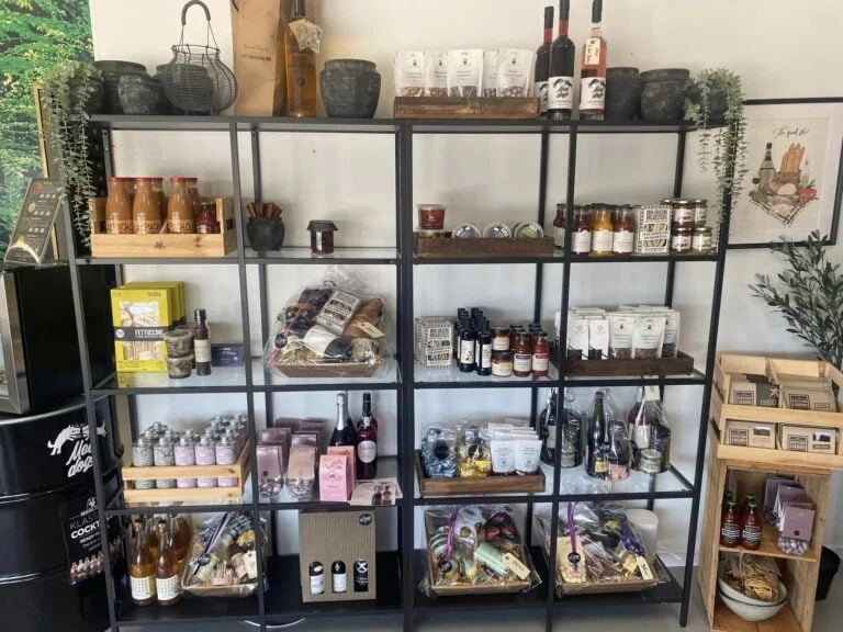 Hylder med gourmetmad og specialiteter i butik