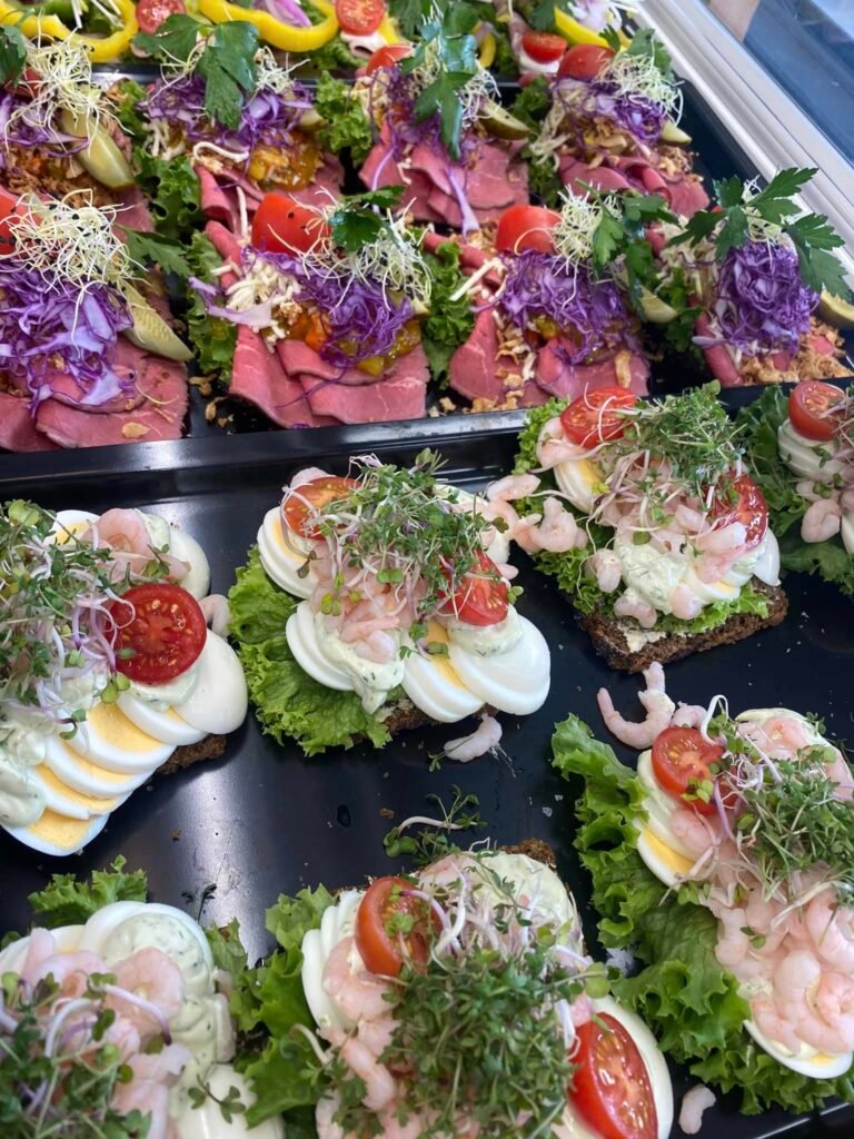 Lækre danske smørrebrød med rejer og roastbeef