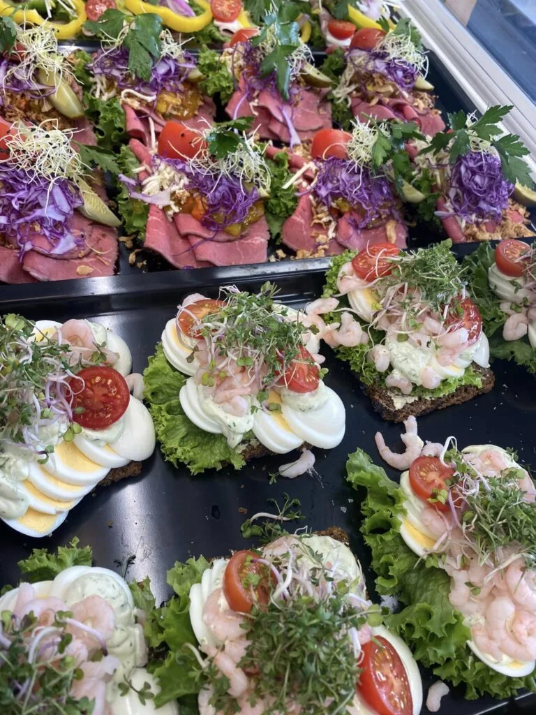 Lækre danske smørrebrød med rejer og roastbeef
