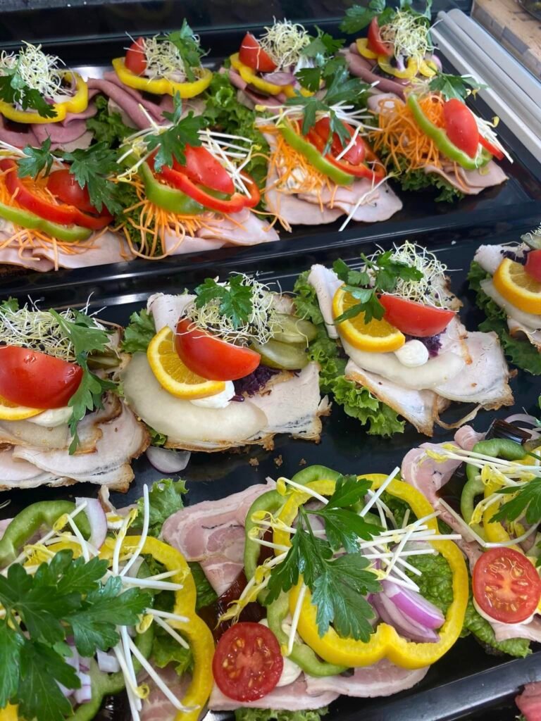 Friske danske smørrebrød med grøntsager og pålæg
