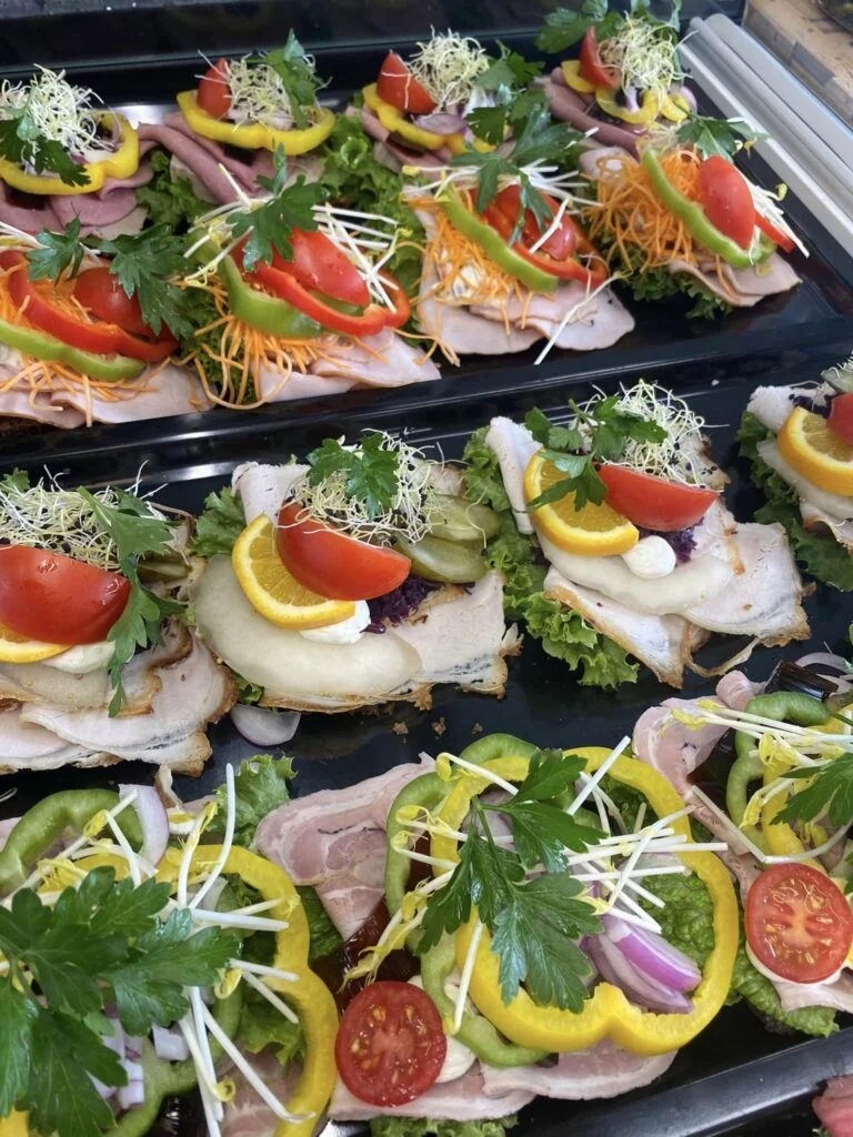 Friske danske smørrebrød med grøntsager og pålæg